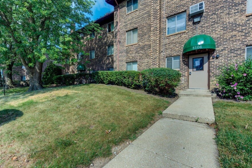8108 Waterbury Ct, Unit 407 in Woodridge, IL - Building Photo