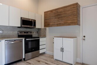 10121 NW 51st Ln in Doral, FL - Building Photo - Building Photo