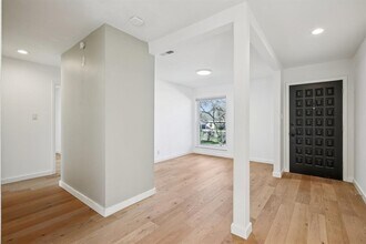 7205 Twisted Oaks Dr in Austin, TX - Building Photo - Building Photo