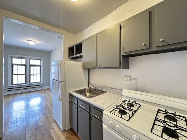 634 W Barry Ave, Unit A04W