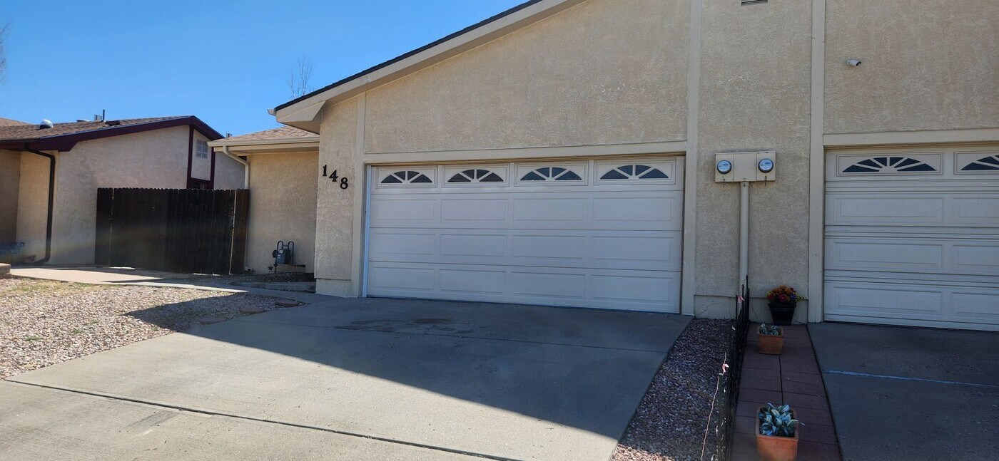 148 Douglas Ln in Pueblo, CO - Building Photo