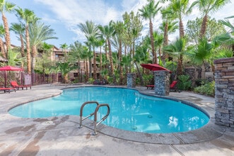 Carefree Senior Living at the Willows (55+) in Las Vegas, NV - Foto de edificio - Building Photo