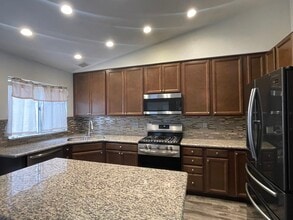 3736 Eclipse Dr in Palmdale, CA - Building Photo - Building Photo