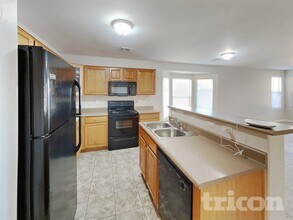 8830 W Toronto Way in Tolleson, AZ - Foto de edificio - Building Photo