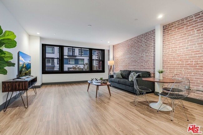 property at 932 S Hill St