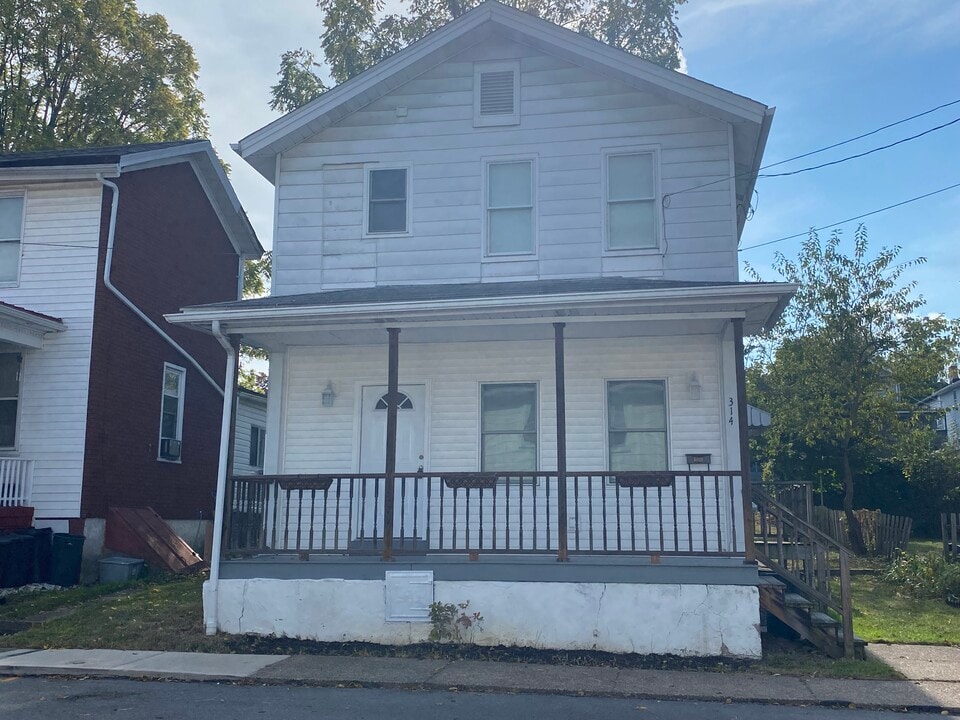 314 Eicher Ave in Greensburg, PA - Foto de edificio