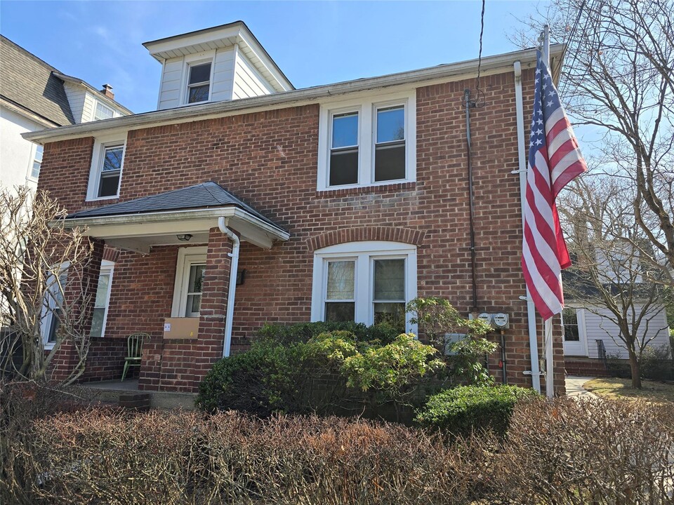 15 Charles St in Port Washington, NY - Building Photo