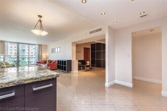 19380 Collins Ave, Unit 427 in Sunny Isles Beach, FL - Foto de edificio - Building Photo