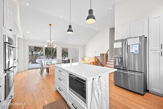 11 Nolan Dr in West Long Branch, NJ - Foto de edificio - Building Photo