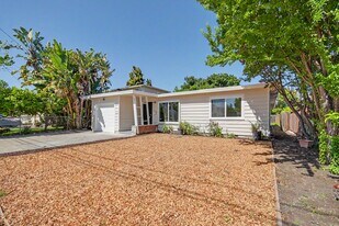 1125 Henderson Ave in Menlo Park, CA - Building Photo