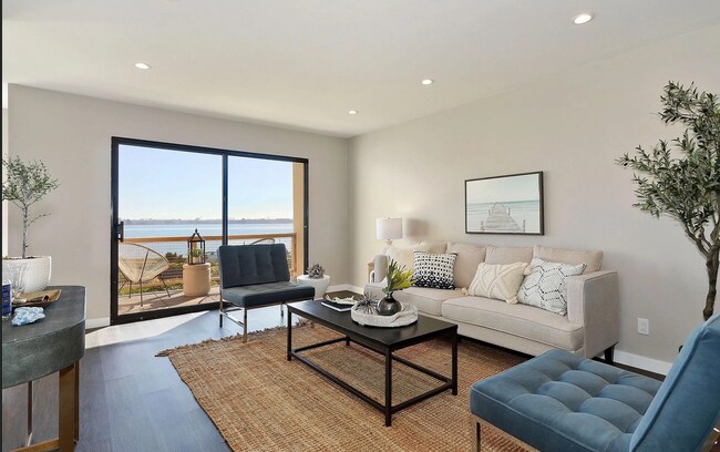 2 Admiral Dr in Emeryville, CA - Building Photo - Building Photo