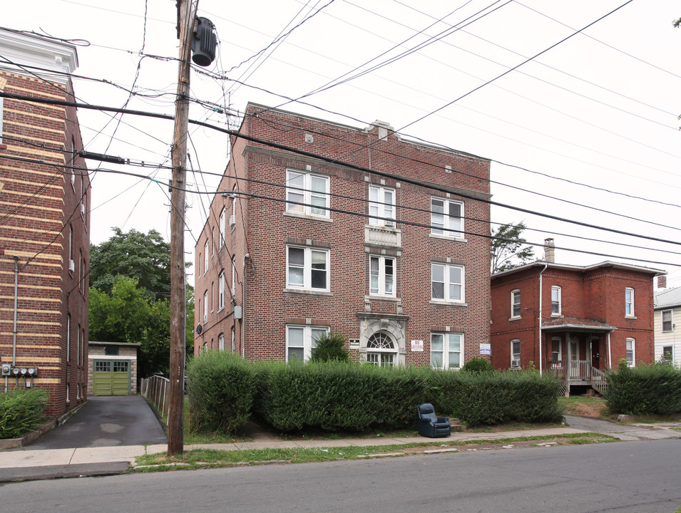 168 Oak St in New Britain, CT - Foto de edificio