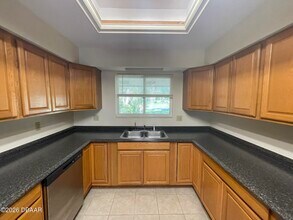 524 Pelican Bay Dr in Daytona Beach, FL - Building Photo - Building Photo