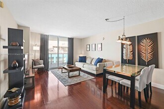 2101 Brickell Ave, Unit 1704 in Miami, FL - Foto de edificio - Building Photo