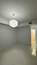60 SW 13th St, Unit 2010 in Miami, FL - Building Photo - Building Photo