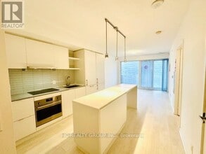 100 Harbour St in Toronto, ON - Building Photo - Building Photo