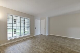 4500 Sherwood Ln, Unit Sherwood 5 in Houston, TX - Building Photo