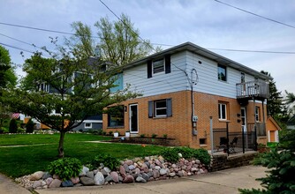 363 Midland Ave, Unit Duplex Lower in Hartford, WI - Foto de edificio - Building Photo