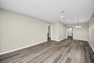 1736 Crestdale Dr in Houston, TX - Building Photo - Building Photo