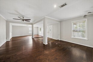 6621 Westview Dr in Houston, TX - Building Photo