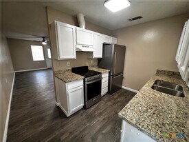 301 Rockwood Dr in Wimberley, TX - Building Photo