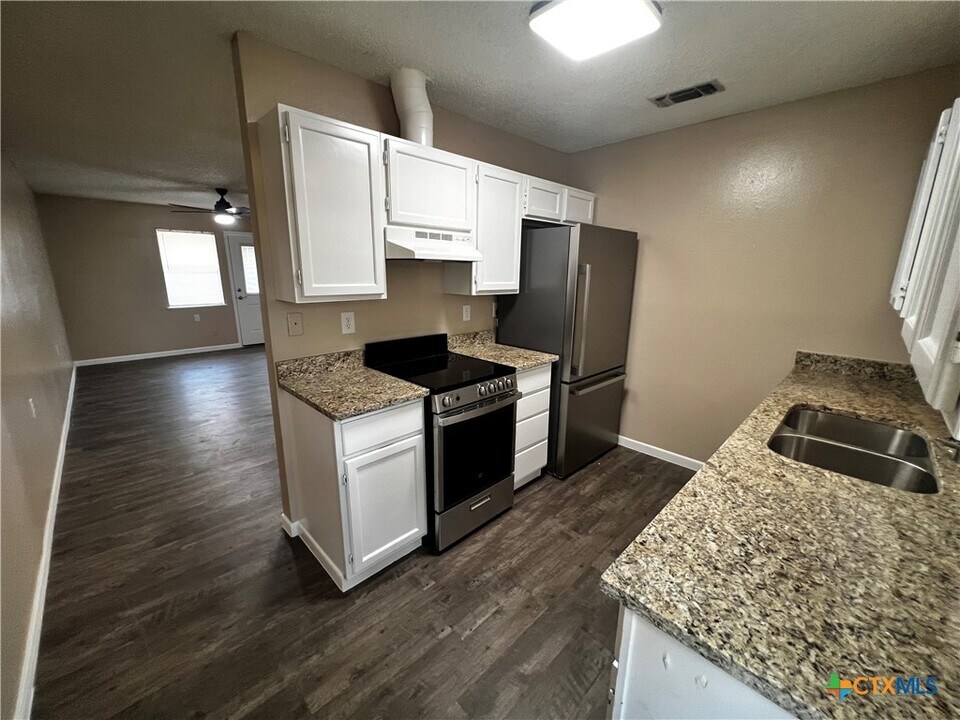 301 Rockwood Dr in Wimberley, TX - Building Photo