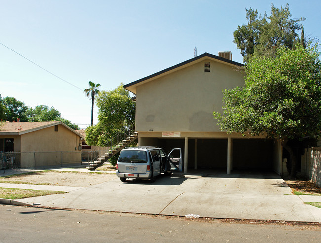 2716 E Grant Ave in Fresno, CA - Foto de edificio - Building Photo