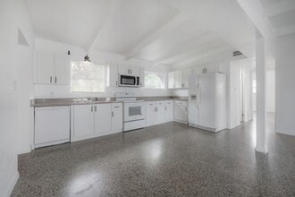 2026 Windsor Way in Tampa, FL - Building Photo - Building Photo