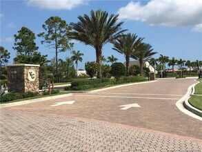 861 SE Courances Dr in Port St. Lucie, FL - Building Photo - Building Photo