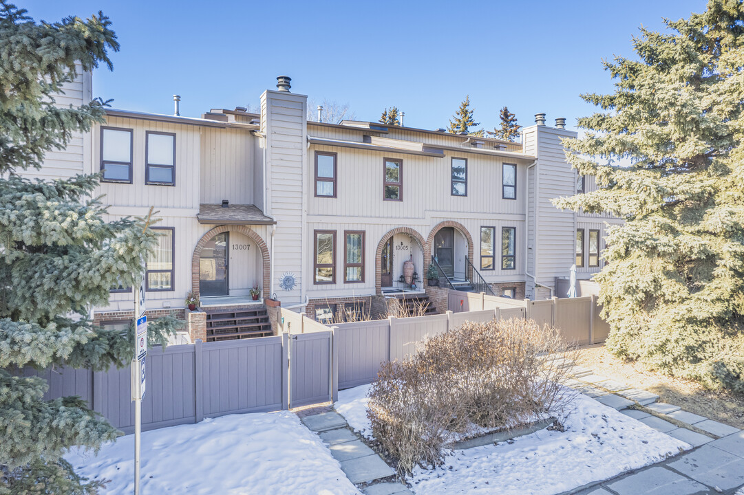 2 Canterbury Gdns SW in Calgary, AB - Building Photo