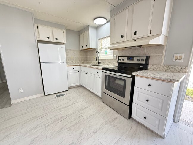 256 Queen Mary Loop in Lakeland, FL - Foto de edificio - Building Photo