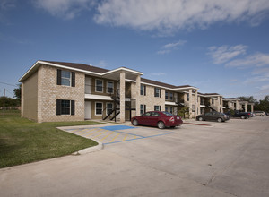 First Street Apartments in Los Fresnos, TX - Foto de edificio - Building Photo