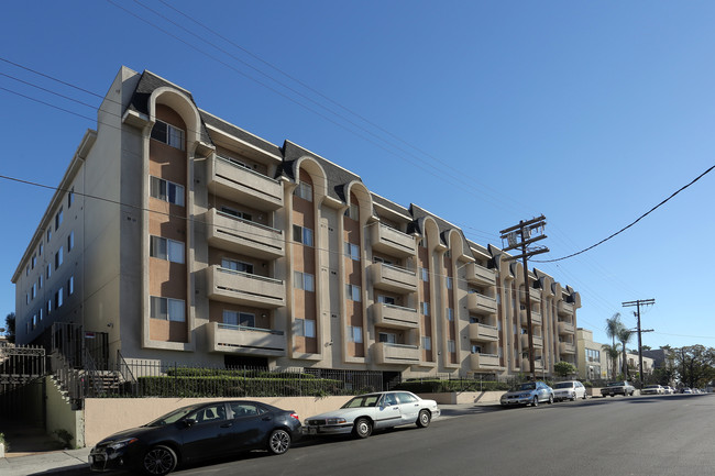 B & B Apartments in Los Angeles, CA - Foto de edificio - Building Photo