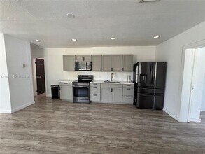 1200 NW 87th St in Miami, FL - Building Photo - Building Photo