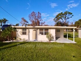 832 Pine St in Englewood, FL - Building Photo