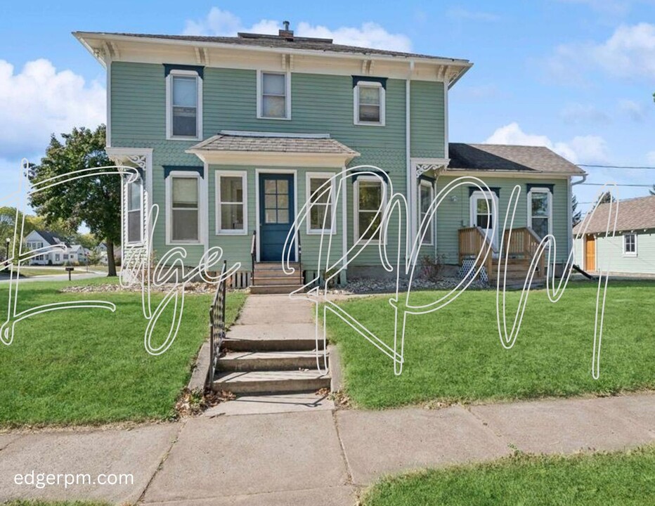 303 3rd St NW in Waverly, IA - Foto de edificio