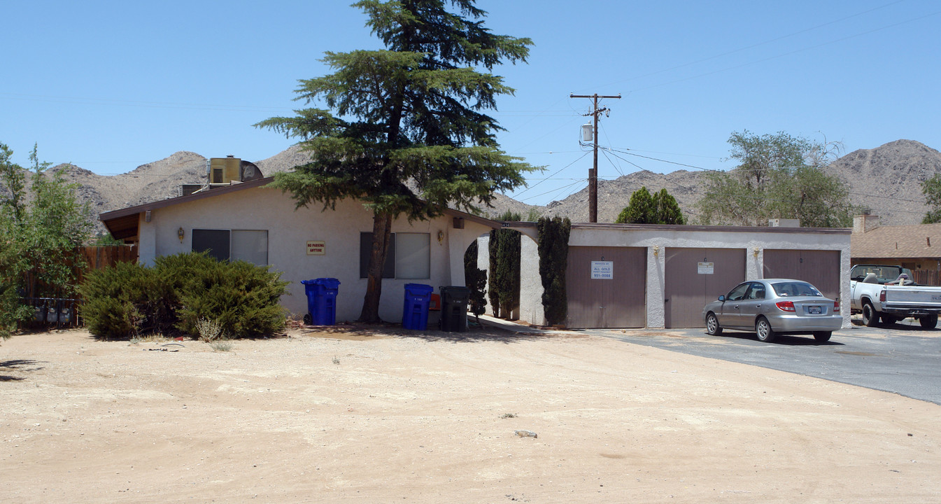 15434 Kiamichi Rd in Apple Valley, CA - Building Photo