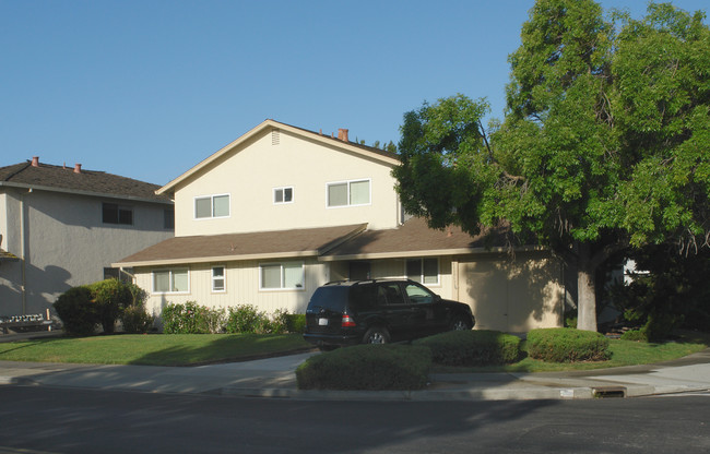 555 Nido Dr in Campbell, CA - Foto de edificio - Building Photo