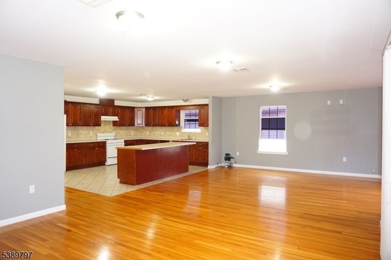 492 Irvine Turner Blvd in Newark, NJ - Building Photo