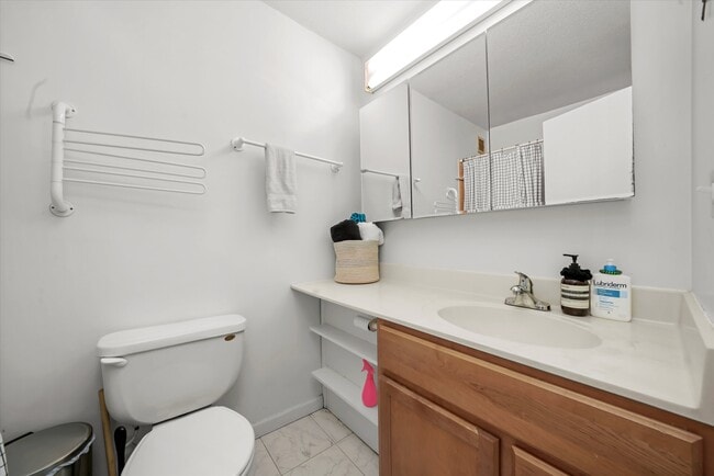 2740 N Pine Grove Ave, Unit #  018F in Chicago, IL - Foto de edificio - Building Photo