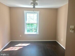 6090 Netherton St in Centreville, VA - Foto de edificio - Building Photo