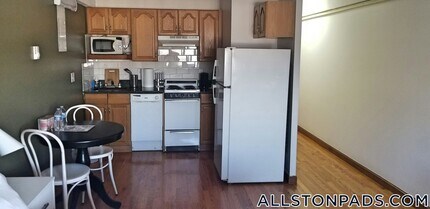 1110 Commonwealth Ave, Unit 612 in Boston, MA - Foto de edificio - Building Photo