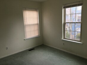 140 Longfield Ct in East Brunswick, NJ - Building Photo - Building Photo