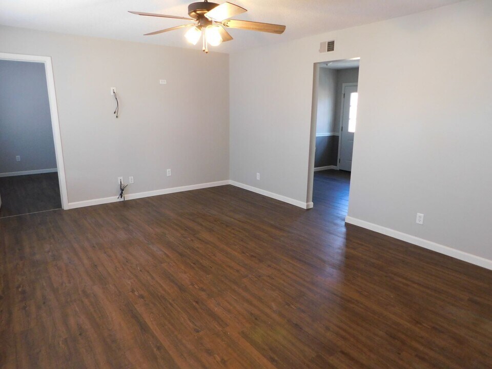 136 S Orchard St in El Dorado, KS - Building Photo