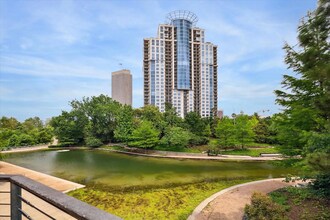 3333 Allen Pkwy in Houston, TX - Foto de edificio - Building Photo