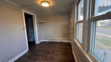 8 Prospect St, Unit FM in Easthampton, MA - Foto de edificio - Building Photo