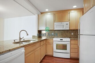 11210 Slater Ave NE in Kirkland, WA - Building Photo - Building Photo