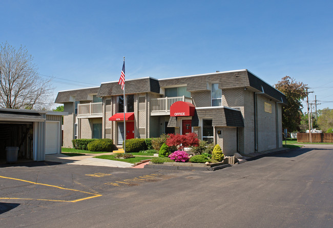 Embassy West Apartments in Waterford, MI - Building Photo - Building Photo