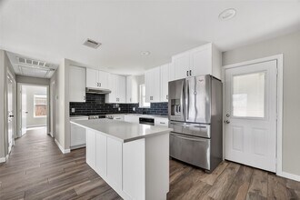 4106 White St in Bacliff, TX - Building Photo - Building Photo