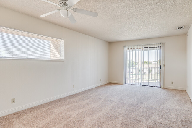 16th Street in Yuma, AZ - Building Photo - Interior Photo